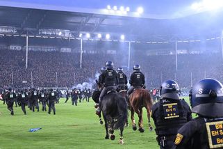 Šílené scény v Německu. Fanoušci vtrhli na hřiště, zasahovala policie na koních